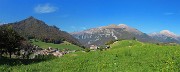 60 Ci abbassiamo al Roccolo di Valpiana con vista in Monte Castello a sx e Menna , Arera a dx